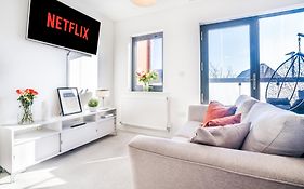 Heathrow In 15 Mins - Balcony - Dedicated Workspace